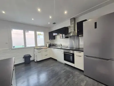 Cuisine ou kitchenette dans l'établissement Maison de Ville Climatisée à 10 minutes de Rouen