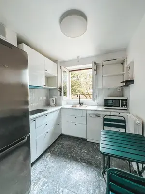Cuisine ou kitchenette dans l'établissement Quiet apartment Place Marine center Maisons Laffitte