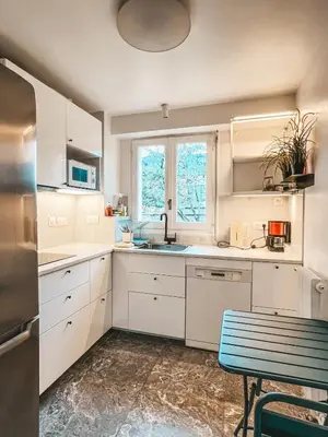 Cuisine ou kitchenette dans l'établissement Quiet apartment Place Marine center Maisons Laffitte