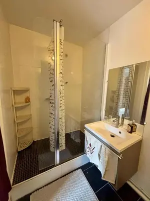 Salle de bains dans l'établissement Maison avec terrasse au cœur de Dieppe