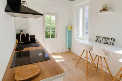 Cuisine ou kitchenette dans l'établissement 1 Appart Hôtel Chambre privée, espaces communs partagés, Centre Rouen Gare, Linge & Ménage inclus