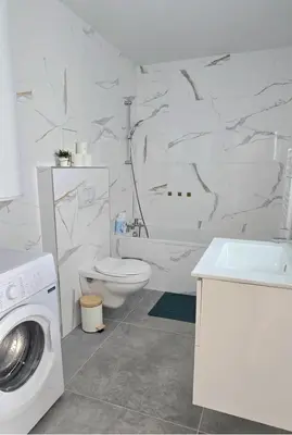 Salle de bains dans l'établissement Le Freneusien, Wi-Fi parking