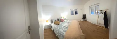 Un ou plusieurs lits dans un hébergement de l'établissement Cottage au bord de bassin