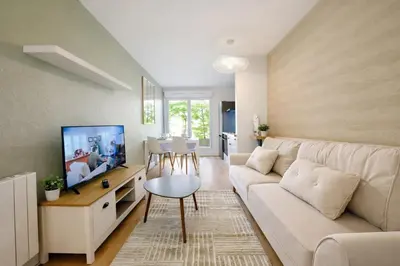 Télévision ou salle de divertissement dans l'établissement Charmant appartement 2 chambres