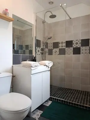 Salle de bains dans l'établissement Le Trèfle Doré T2, wifi, private parking space, fêtes interdites