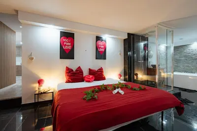 Un ou plusieurs lits dans un hébergement de l'établissement Le Qube Romantique by Prestige Home Living - sauna & balnéo 2 places - Montdidier