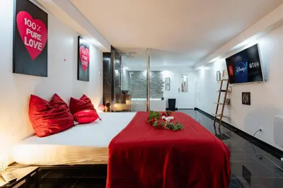 Télévision ou salle de divertissement dans l'établissement Le Qube Romantique by Prestige Home Living - sauna & balnéo 2 places - Montdidier