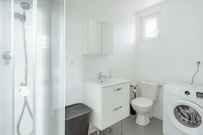 Salle de bains dans l'établissement Le Qube Tropical by Prestige Home Living - balnéo 2 places & terrasse - Montdidier