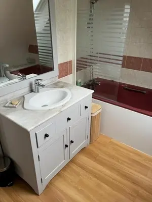 Salle de bains dans l'établissement Maison Le Coteau Plage vue mer 8 pers Petit Caux