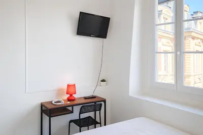 Télévision ou salle de divertissement dans l'établissement 3 Appart hôtel Chambre privée avec espace commun centre Rouen Linge et ménage inclus Chambre privée