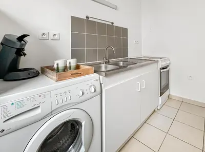 Cuisine ou kitchenette dans l'établissement T2 moderne terrasse, parking, proche commerces