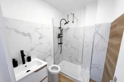 Salle de bains dans l'établissement Maison Connectée Serenia