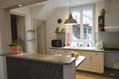 Cuisine ou kitchenette dans l'établissement Aéroport à 500 mètres, chambre
