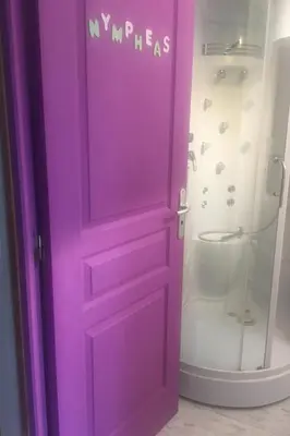 Salle de bains dans l'établissement Vernon-Giverny Claude Monet Nymphéas Appartement