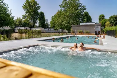 Piscine de l'établissement Cottage 6p ou située à proximité
