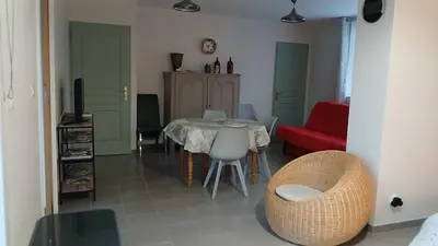 Coin salon dans l'établissement Haute Epine Gîte Ma Vie Là studio avec cuisine équipé