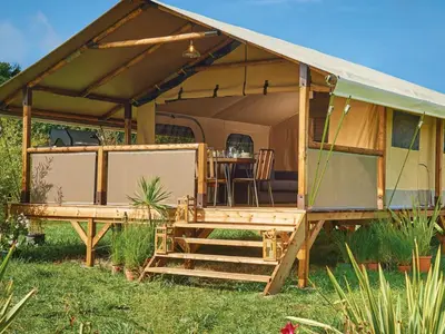 Jardin de l'établissement Bungalow toilé - Terrasse pour 5 personnes - API-1-52-1585