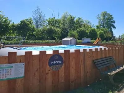 Piscine de l'établissement Bungalow toilé - Terrasse pour 5 personnes - API-1-52-1585 ou située à proximité