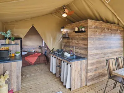Cuisine ou kitchenette dans l'établissement Bungalow toilé - Terrasse pour 5 personnes - API-1-52-1585