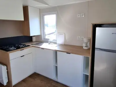 Cuisine ou kitchenette dans l'établissement Mobil home cosy avec terrasse pour 2 personnes - API-1-52-1537