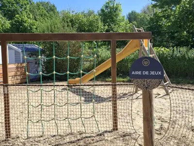 Aire de jeux pour enfants de l'établissement Mobil-home 4 pers avec terrasse - API-1-52-1583