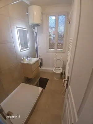 Salle de bains dans l'établissement Beautiful one bedroom appartement, Heart of Maisons-Laffitte, Twenty min to paris