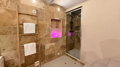 Salle de bains dans l'établissement Refuge des intimes - Spa & Sauna en Cave