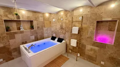 Salle de bains dans l'établissement Refuge des intimes - Spa & Sauna en Cave