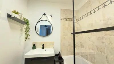 Salle de bains dans l'établissement Amazonie - Évasion Urbaine & Parking Privé