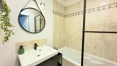 Salle de bains dans l'établissement Amazonie - Évasion Urbaine & Parking Privé