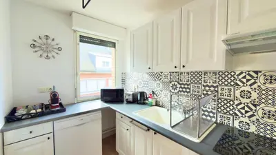 Cuisine ou kitchenette dans l'établissement Amazonie - Évasion Urbaine & Parking Privé