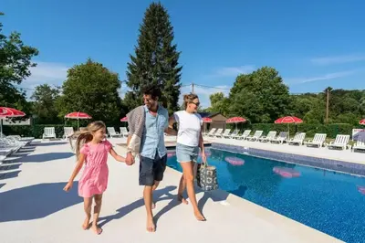 Clients de l'établissement ZEcamping 4 pet friendly avec piscine chauffée et pataugeoire
