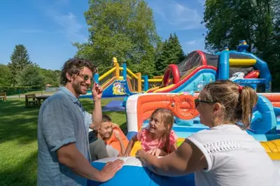 Clients de l'établissement ZEcamping 4 pet friendly avec piscine chauffée et pataugeoire