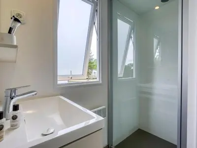 Salle de bains dans l'établissement ZEcamping 4 pet friendly avec piscine chauffée et pataugeoire