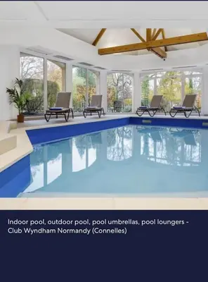 Piscine de l'établissement Club Wyndham Normandy is a 3-star aparthotel-style ou située à proximité