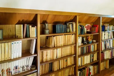 Bibliothèque dans la maison de vacances