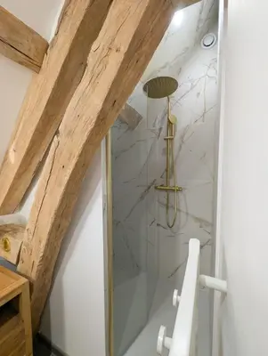 Salle de bains dans l'établissement Cinéma Room romantique Studio de l'Etoile