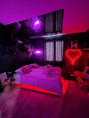Un ou plusieurs lits dans un hébergement de l'établissement Jacuzzi cocoon on Mante la Jolie