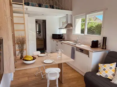 Cuisine ou kitchenette dans l'établissement Nice fully-equipped studio with terrace, Paris 30 min
