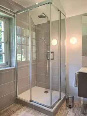 Salle de bains dans l'établissement Maison avec rivière et petit étang