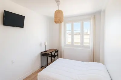 Un ou plusieurs lits dans un hébergement de l'établissement 4 L'appart hôte Chambre et salle de bain privée avec espace commun Linge et ménage inclus Gare Centre