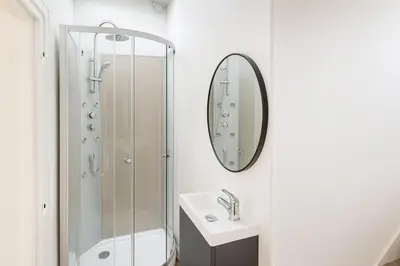 Salle de bains dans l'établissement 4 L'appart hôte Chambre et salle de bain privée avec espace commun Linge et ménage inclus Gare Centre