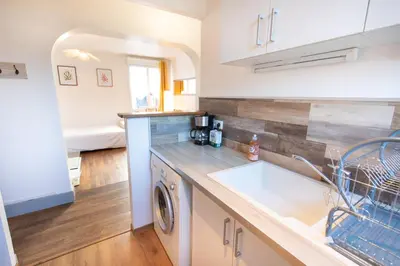 Cuisine ou kitchenette dans l'établissement L'Odyssée Aux Trois Clés - Proche centre-ville - Jardin