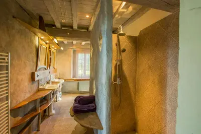 Salle de bains dans l'établissement Historic Estate With Wellness Suites In Normandy