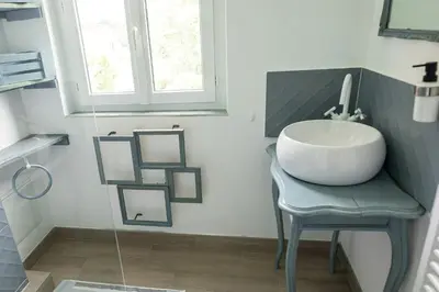 Salle de bains dans l'établissement Belle Époque Villa With Hot Tub In Forges-Les-Eaux
