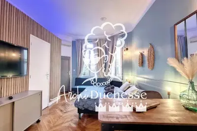 Télévision ou salle de divertissement dans l'établissement Eleonore élégance calme confort et parking