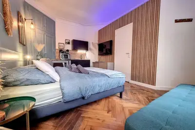 Télévision ou salle de divertissement dans l'établissement Eleonore élégance calme confort et parking