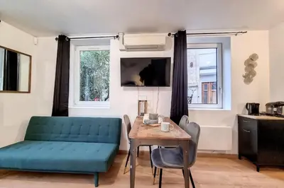 Coin salon dans l'établissement Déesse studio tout confort