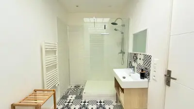 Salle de bains dans l'établissement Le Saint-Honore - T2 Terrasse au Calme