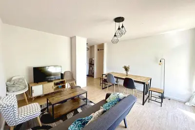 Télévision ou salle de divertissement dans l'établissement Coloc studio standing mueble netflix gare